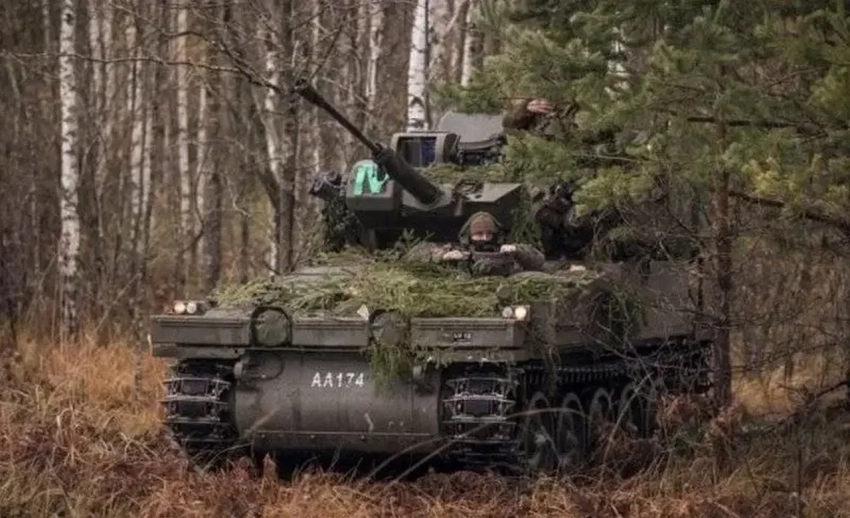 Латвия начала поставку Киеву новой партии устаревших британских бронемашин